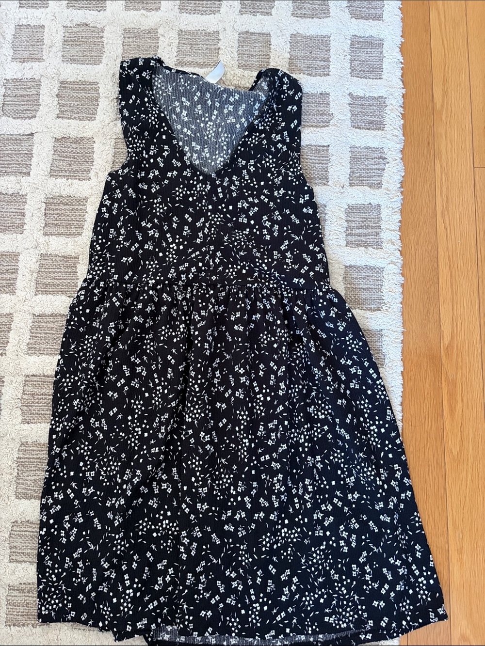 Only Black and White Floral V-Neck Tank